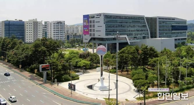 현충탑이 보이는 성남시 중원구 여수동 시청 전경(여수·성남대로 교차로 쪽)