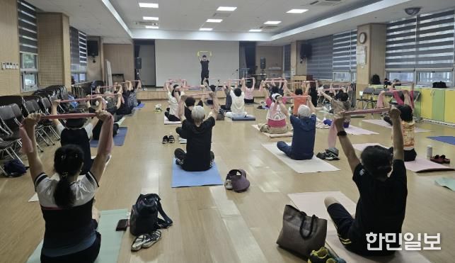 안산체력인증센터에서 단원구노인복지관을 방문, 운동처방을 진행하고 있다.