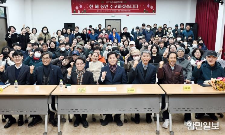 밀양지역자활센터에서 열린 2025년 자활사업 성과보고회 참석자들이 기념 촬영을 하고 있다.