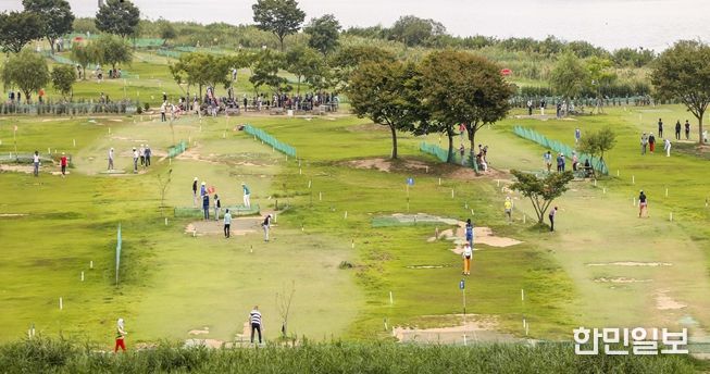 45홀에서 90홀로 증설하여 개장한 대저생태공원에서 파크골프를 즐기는 주민들 모습