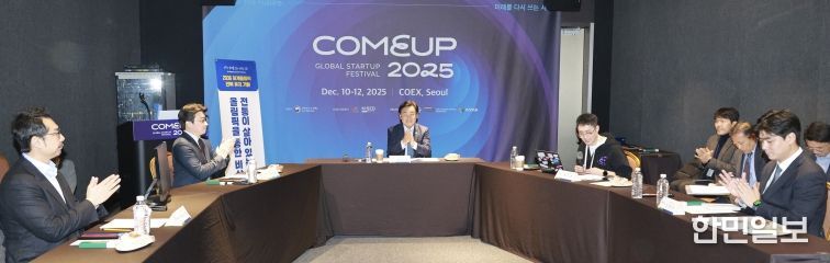 12일 김관영 도지사가 서울 코엑스에서 열린 ‘컴업 2025’ 에서 국내 최대 스타트업 단체인 코리아스타트업포럼과 함께 ‘피지컬 AI 기회의 땅, 전북’을 주제로 좌담회를 갖고 전북 스타트업 전시관을 둘러보고 있다