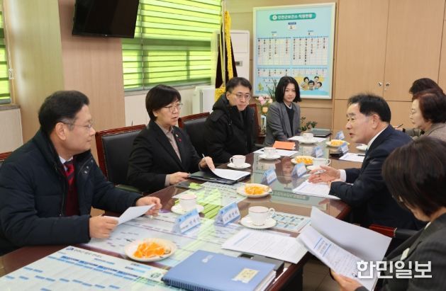 정은경 장관, 통합돌봄 현장 살피러 충북 진천군 찾아