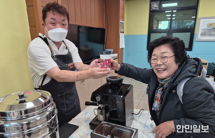 단양군 장애인복지관, 바리스타 2급 취득생들과 함께 '무료나눔카페'로 세상과 소통하다!