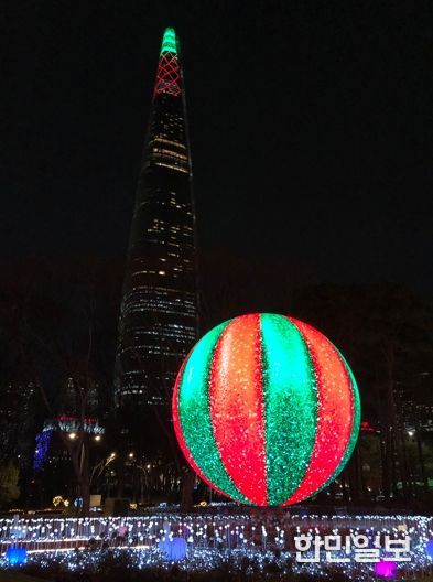 크리스마스 기념 영상이 표출되는 ‘더 스피어’의 아름다운 야경