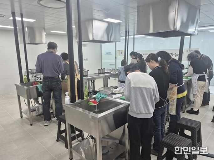 파주시 운정보건소, ‘한방차 만들기’ 주민들 큰 호응