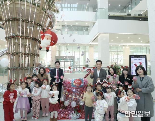 지난 12일, 박일하 동작구청장(왼쪽 두 번째)이 ‘사랑의 저금통 쌓기’ 행사에서 참석자들과 기념 촬영하고 있다.