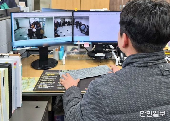 1. PC화면으로 구내식당 대기 현황을 확인하는 직원 모습