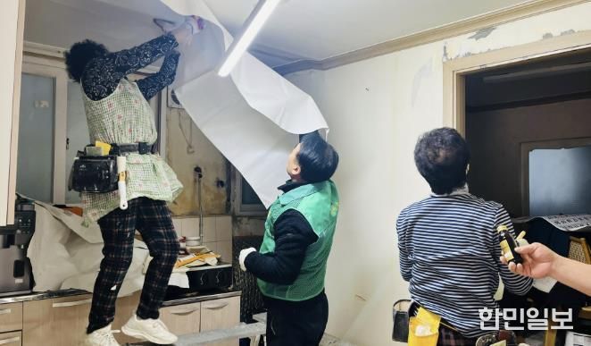 수원시 팔달구 매교동 새마을지도자협의회, 홀몸어르신을 위한 도배장판 지원사업 진행