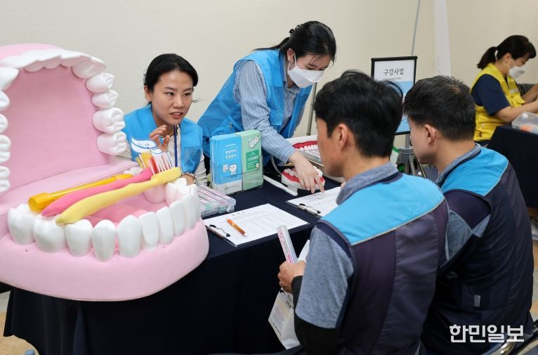 광산구는 병원에 가기 힘든 우체국 노동자들을 위해 찾아가는 상생보건소를 운영했다. 우체국 노동자들이 검진을 하고 있다.