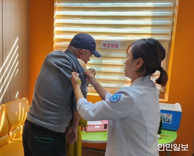 65세 이상 어르신 코로나19 및 호흡기 감염병 예방접종 참여 당부