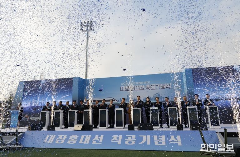 진교훈 서울 강서구청장이 부천시 오정대공원 인조잔디구장에서 열린 ‘대장홍대선 광역철도 착공식’에 참석했다.