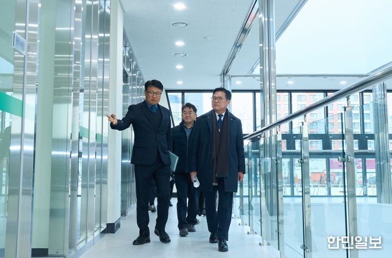 1. 15일 김석필 천안시장 권한대행 부시장이 업사이클센터, 천안시립노인요양시설 등 대규모 건설 현장을 방문해 현장을 둘러보고 있다.