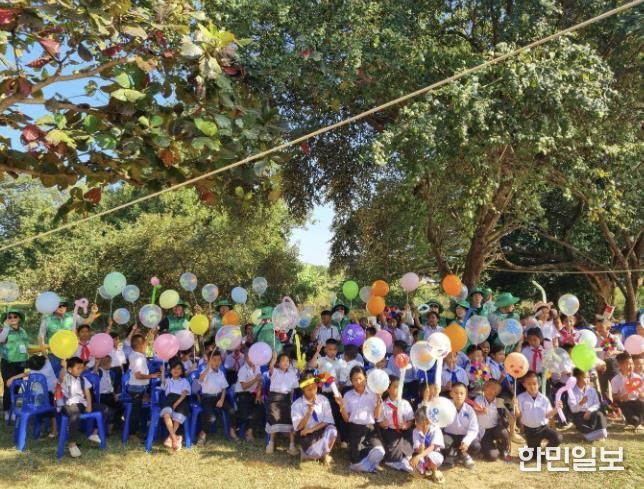 라오스 비엔티안 쌍텅구 쌈판나마을에서 현지 초등학생들과 함께 풍선아트 놀이 프로그램을 진행하는 모습