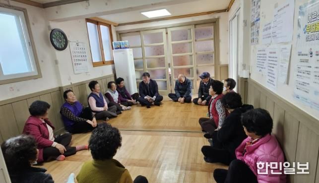 강진읍장이 한파에 대비해 경로당을 방문, 어르신들과 안부를 나누고 있다.