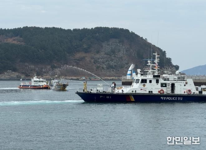 사천해경이 16(화) 남해군 물건항에서 밀집 계류지 어선 화재 사고를 가정한 합동훈련 중인 모습