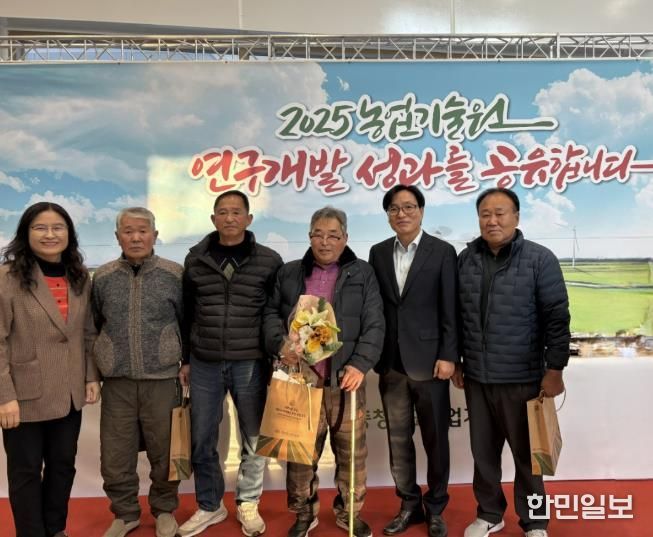 성후경 아산시쪽파연구회 회장(오른쪽 세 번째)과 회원들이 수상 후 김정규 아산시 농업기술센터 소장(오른쪽 두 번째) 등과 기념촬영을 하고 있다.