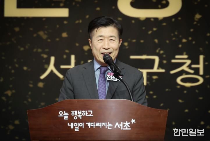 전성수 서초구청장이 16일 서초문화예술회관 아트홀에서 열린 ‘서초노인대학 제34기 졸업식’에 참석해 인사말씀하고 있다.