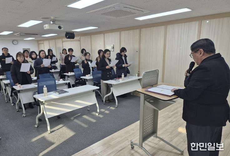 2025 반부패‧청렴실천 행사에서 참석자들이 윤리헌장을 낭독하고 있다.