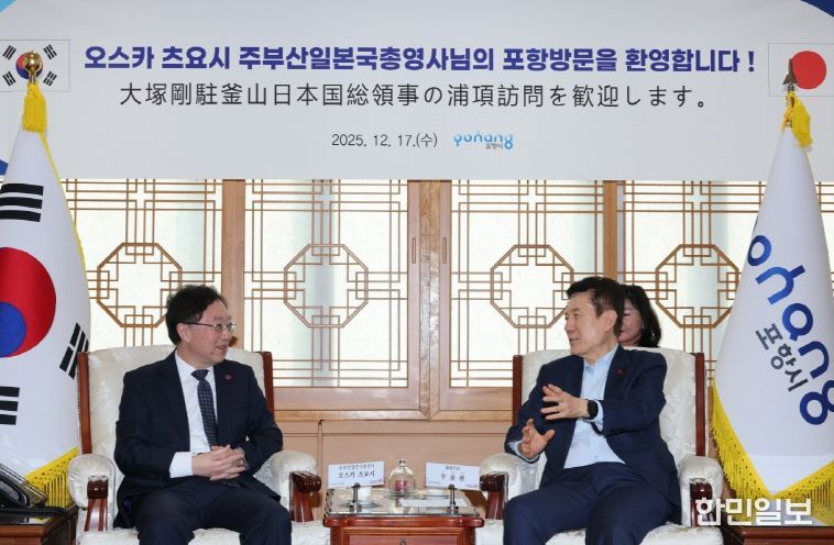 7일 주부산일본국총영사관 오스카 츠요시 총영사가 지난해 2월에 이어 포항시청을 다시 방문해 이강덕 포항시장을 예방하고 상호 교류 활성화 방안을 논의했다.