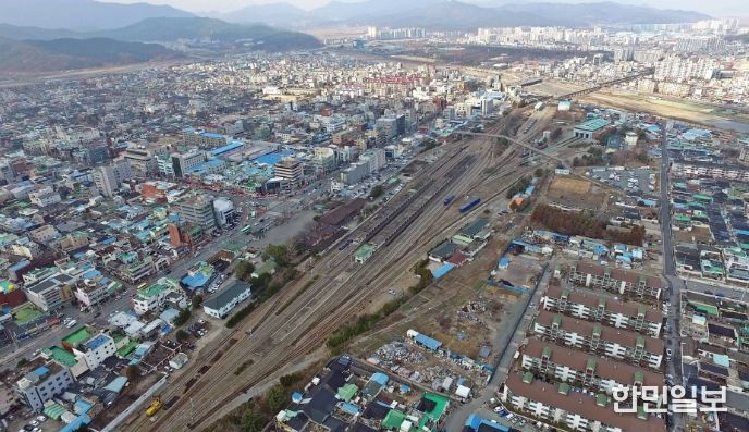 도시재생 후보지로 선정된 옛 경주역 부지 전경. 철도 이전 이후 장기간 활용되지 못했던 폐역 부지가 국가 주도 도시재생 시범지구로 탈바꿈할 수 있을지 주목된다.