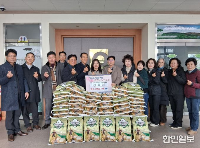 개인 후원자(신옥미)가 백미(10kg) 70포를 전달하는 모습