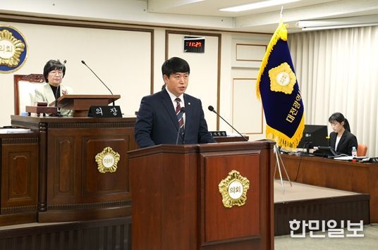 제270회 대전중구의회 제2차 정례회 제4차 본회의에서 오은규 의장이 발의한 2026년도 본예산안 수정안에 대해 제안설명을 하고 있다.