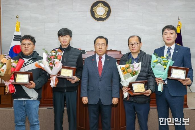 유공자 단체 사진(최부철, 조만수, 김형섭, 보건사업과장 성상길 대리 수령)