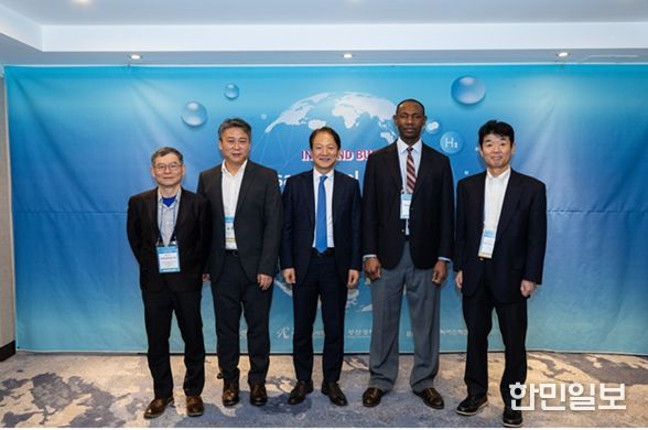 좌측부터 황빙조 대만과학기술대학교 석좌교수, 조남준 난양공과대학교 석좌교수, 성희엽 부산시 미래혁신부시장, 무사 바시르 리버풀대학교 석좌교수, 야마구치 타케오 도교과학대학교 종합연구원 화학생명과학연구소장