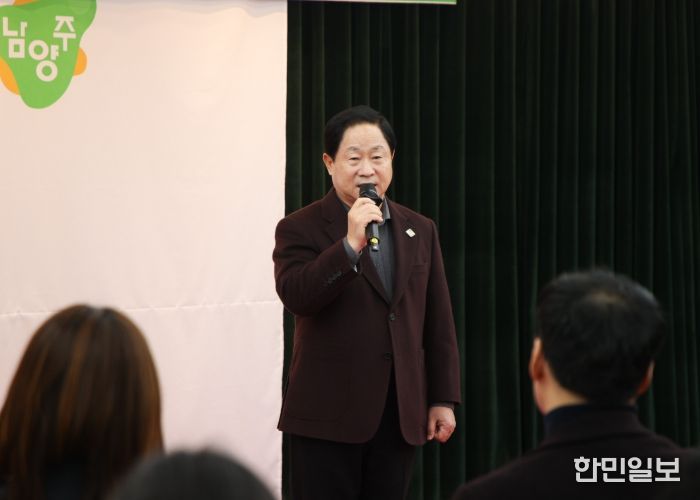 격려를 전하는 주광덕 시장