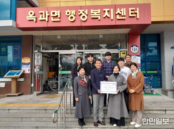 옥과볼링장 박승권 대표가 옥과면 취약계층 지원을 위해 면사무소를 찾아 성금 230만 원을 기탁하고 있다.