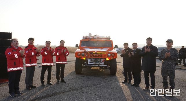 김인호 산림청장(왼쪽에서 네번째)이 다목적산불진화차량 출고 기념식에서 기념사진을 촬영하고 있다
<p>