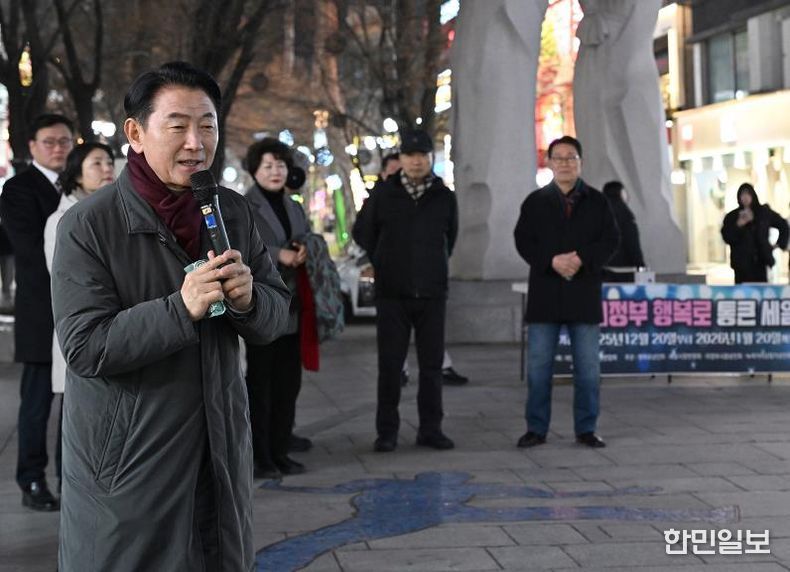김동근 시장이 12월 24일 ‘제1회 행복로 통큰세일 및 빛 축제’에서 인사말을 하고 있다.