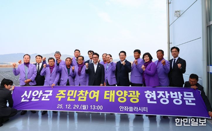 김민석 국무총리가 29일 전남 신안 주민참여태양광 현장인 안좌스마트팜앤쏠라시티를 방문, 현장 시설을 시찰하고 있다.