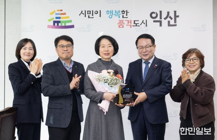 이당 송현숙 작가, 익산 정체성 담은 서예작품 기증