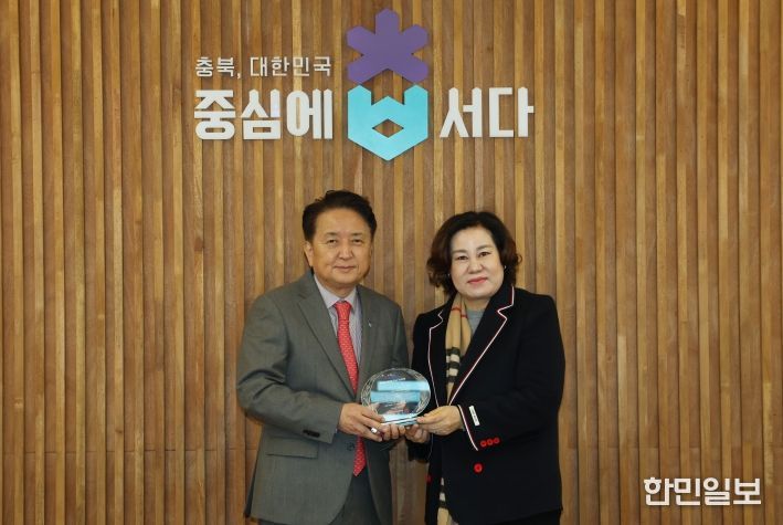 명예사회복지사 위촉패 전달식(왼쪽부터 김영환 지사, 정미경 충북사회복지사협회 부회장)