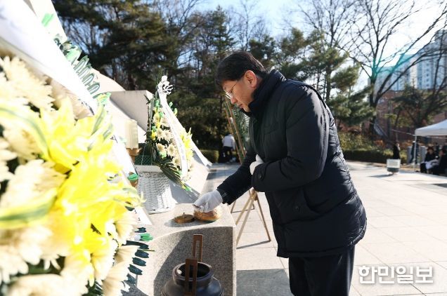 새해 맞이 현충탑 참배_안치권 부시장 분향