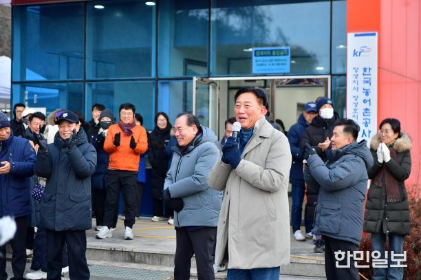 김한종 장성군수가 해맞이 행사를 찾은 군민들에게 감사 인사와 덕담을 전하고 있다.
