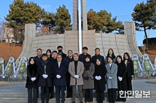 당진교육지원청, 나라사랑공원 현충탑 참배로 새해 업무 시작