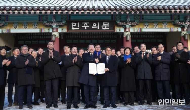 전남·광주 행정통합 선언문 발표 사진 -김영록 전라남도지사와 강기정 광주광역시장이 2일 광주 5·18민주묘지에서 참배를 마친 뒤 민주의 문 앞에서 ‘전남·광주 행정통합 선언문’을 발표하고 있다.