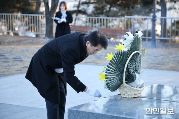 충혼탑에서 헌화하는 최재형 보은군수