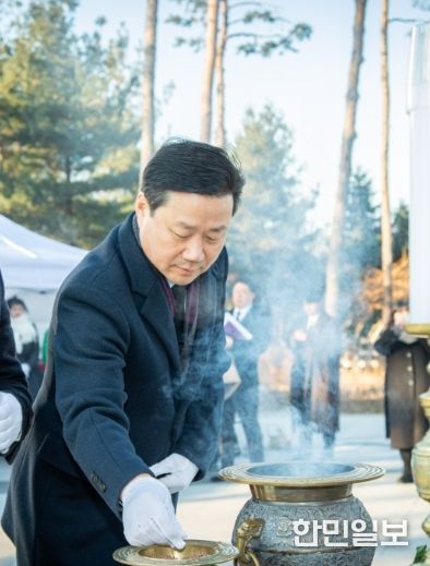 성남시의회 더불어민주당 이준배 대표의원 현충탑 참배 모습