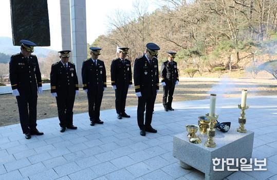 <천안인의 상 참배 사진>