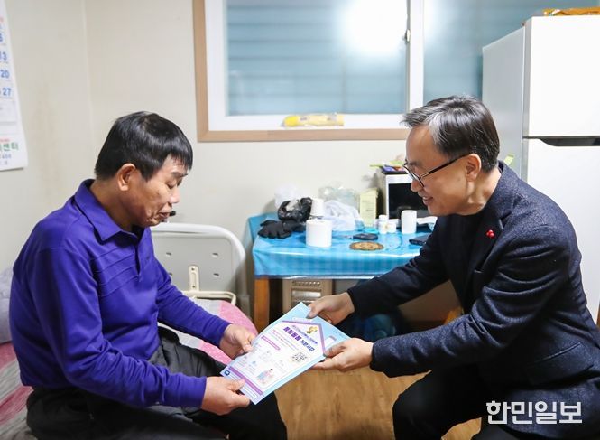 유성훈 금천구청장이 통합돌봄 대상 가구에 방문해 통합돌봄 지원사업을 설명하고 있다