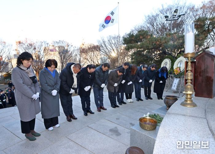 광명시의회, 현충탑 참배로 2026년 병오년 의정활동 시작