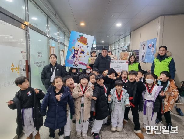 상무태권도 원생들, 직접 모은 용돈으로 라면 기탁