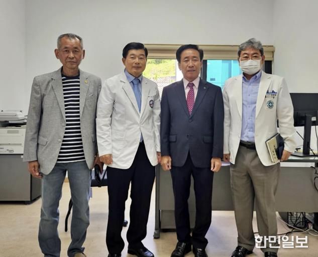 왼쪽부터 유금식 단양군배구협회장, 정재훈 병원장, 김문근 단양군수, 최병용 단양군보건의료원장