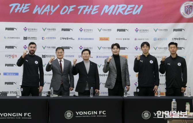 이상일 용인특례시장이 4일 포은아트홀에서 열린 용인FC 창단 기자회견을 마친 뒤 최윤겸 감독, 이동국 테크니컬 디렉터, 선수들과 기념사진 촬영을 하고 있다.