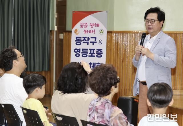 박일하 동작구청장이 지난해 7월 영등포중학교에서 열린 제2회 사격 체험 캠프에 참석해 참가자들을 응원하고 있다.