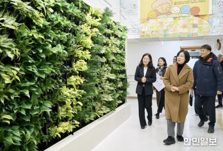 이수희 강동구청장이 서울장애인종합복지관 열린정원 현장을 방문했다.