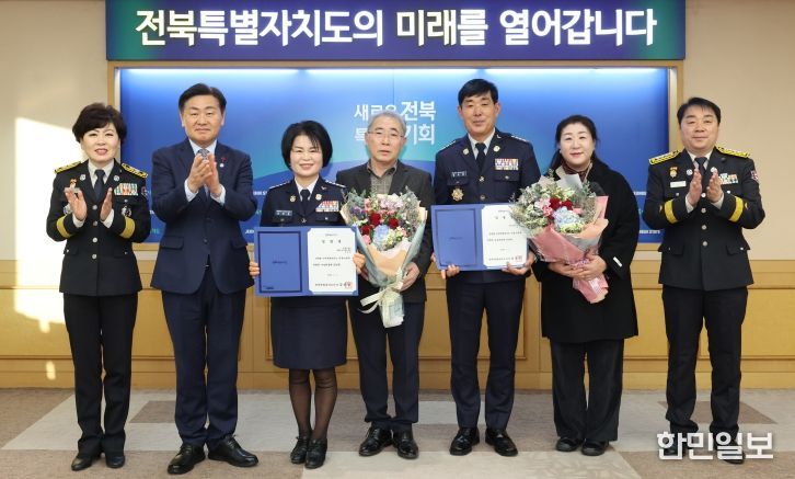 김관영 도지사는 6일 전북특별자치도청 회의실에서 제13대 전북특별자치도 의용소방대 (완주 민국열 대장(남)·정읍 김성순 대장(여)) 연합회장에게 임명장을 수여하고 기념촬영을 하고 있다.